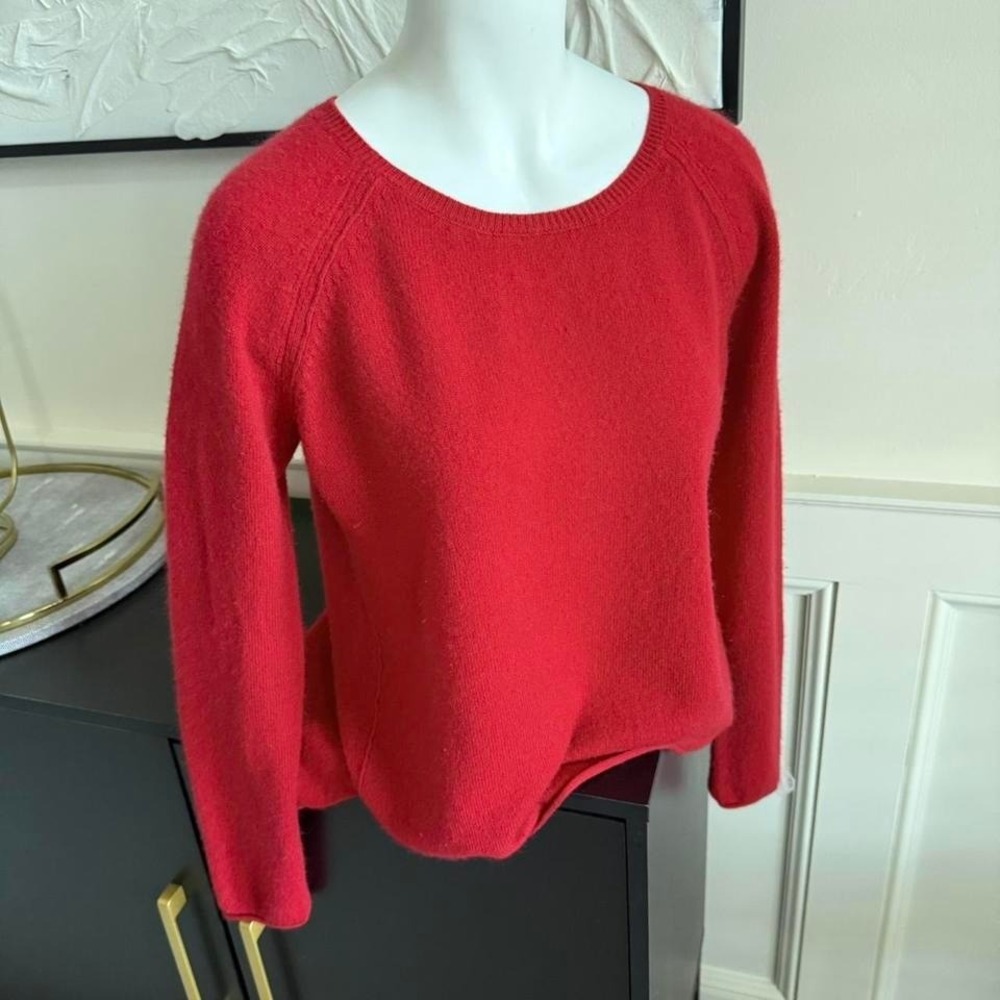 Red cashmere sweater‎ with a relaxed fit